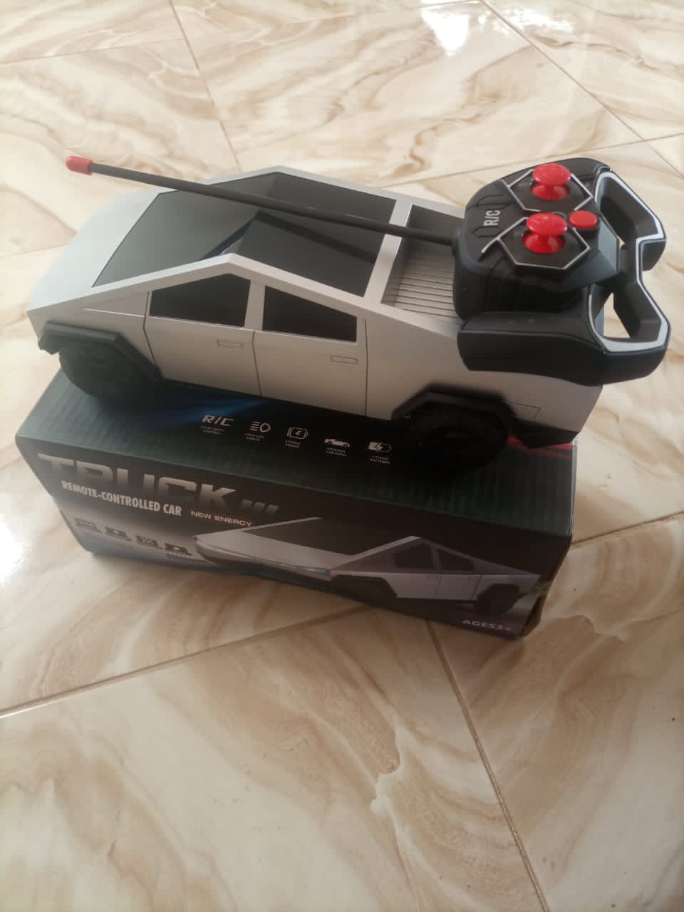 Voiture Télécommandée Futuriste TESLA – Le Cadeau Qui Fait Vraiment Plaisir aux Garçons