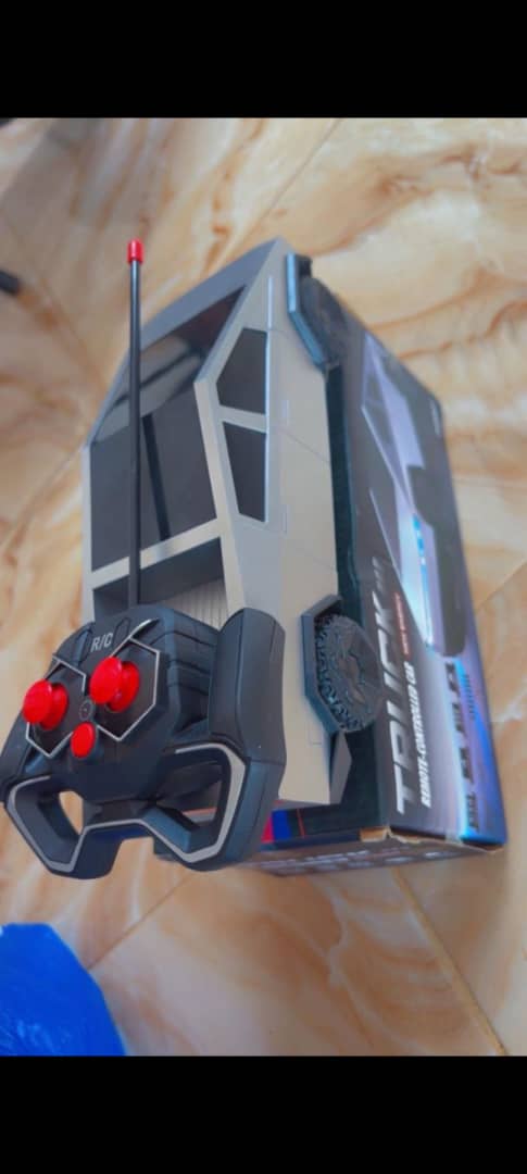 Voiture Télécommandée Futuriste TESLA – Le Cadeau Qui Fait Vraiment Plaisir aux Garçons